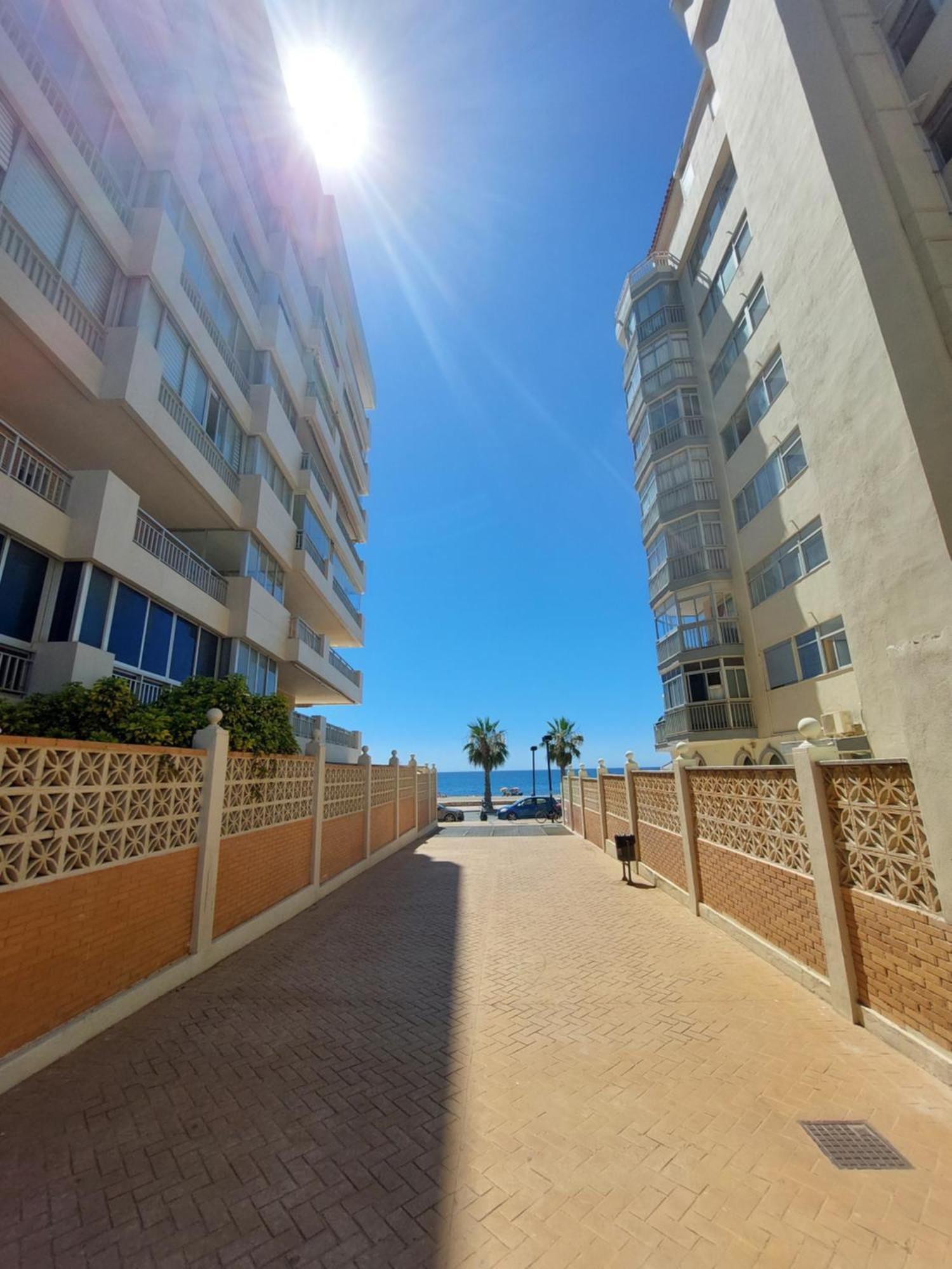 Estudio Con Piscina Y Parking, Playa A 4 Min A Pie, Tren A 2 Min Фуэнхирола Экстерьер фото