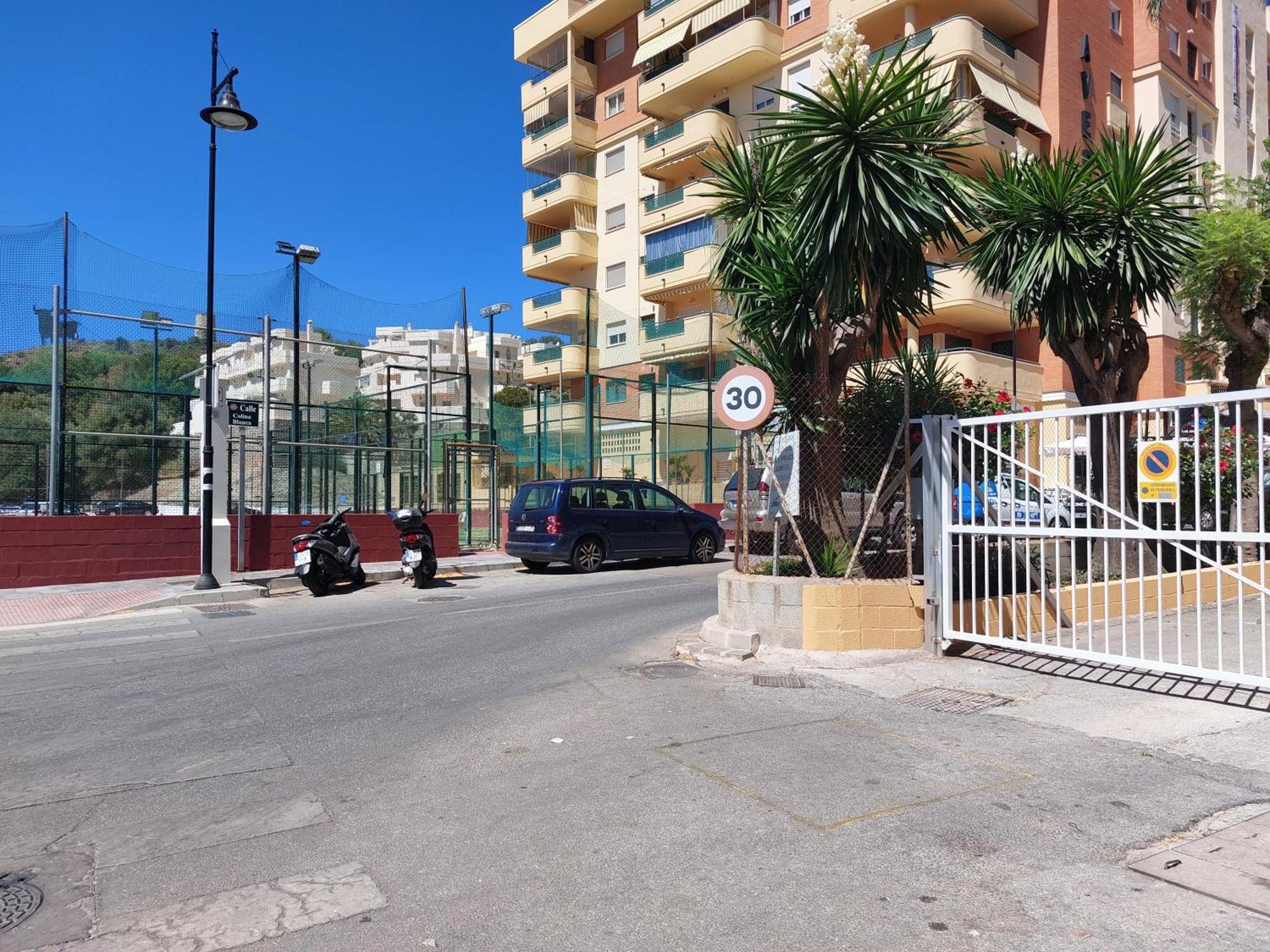 Estudio Con Piscina Y Parking, Playa A 4 Min A Pie, Tren A 2 Min Фуэнхирола Экстерьер фото