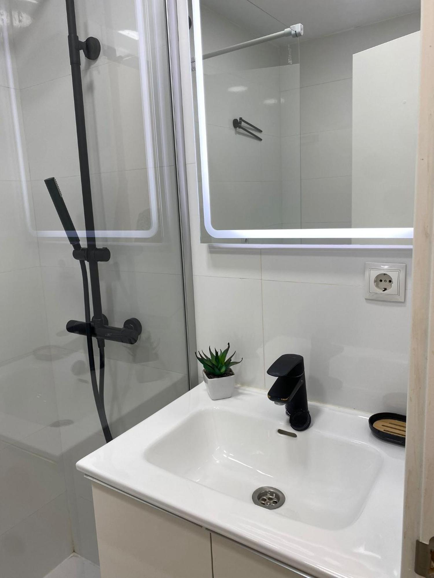 Estudio Con Piscina Y Parking, Playa A 4 Min A Pie, Tren A 2 Min Фуэнхирола Экстерьер фото