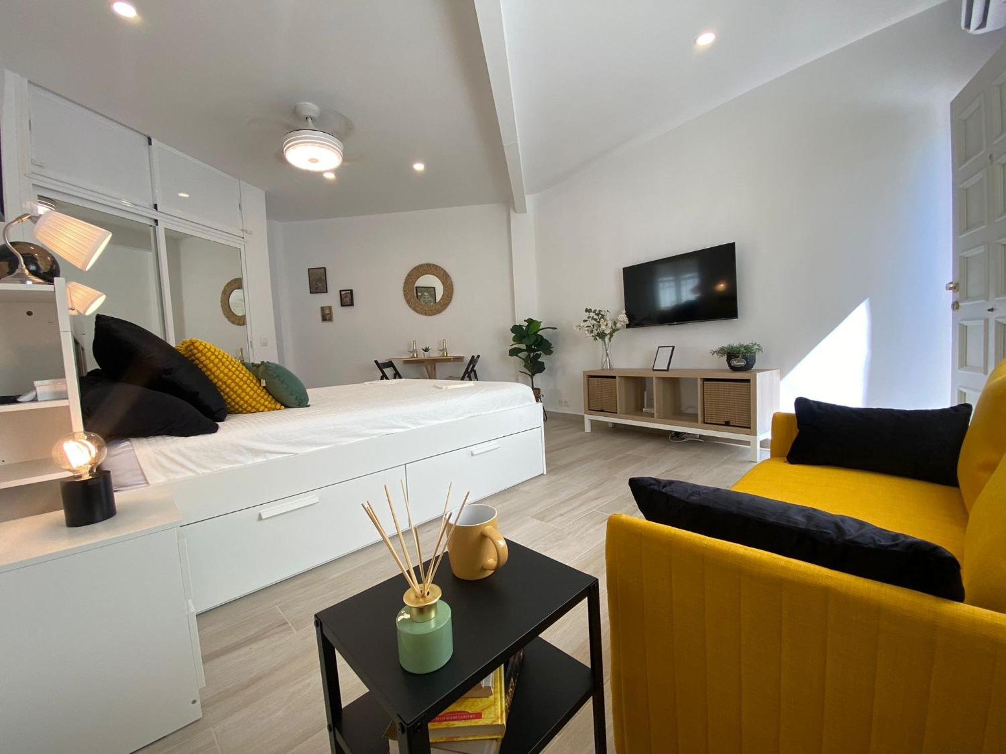 Estudio Con Piscina Y Parking, Playa A 4 Min A Pie, Tren A 2 Min Фуэнхирола Экстерьер фото